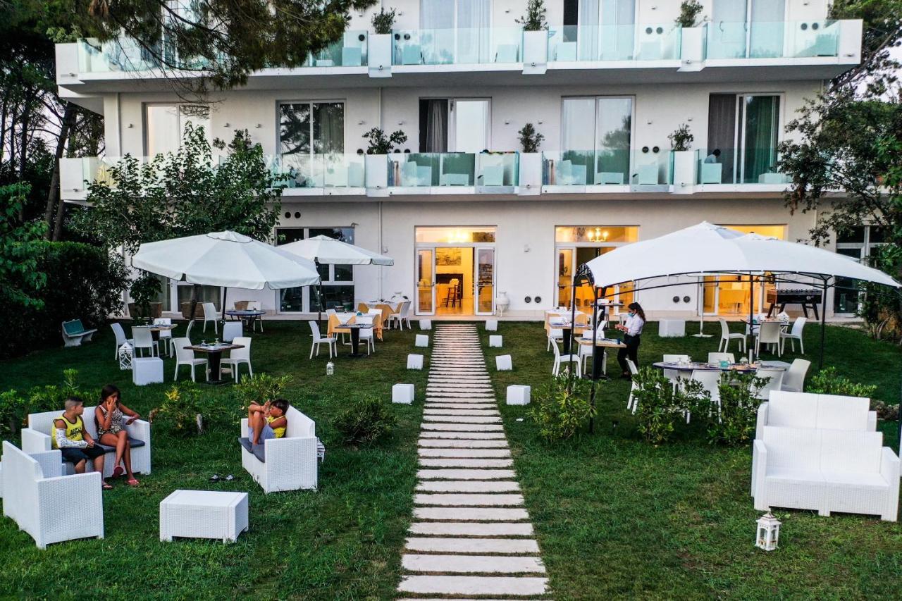 Hotel Artemide Mare Paestum Exterior foto