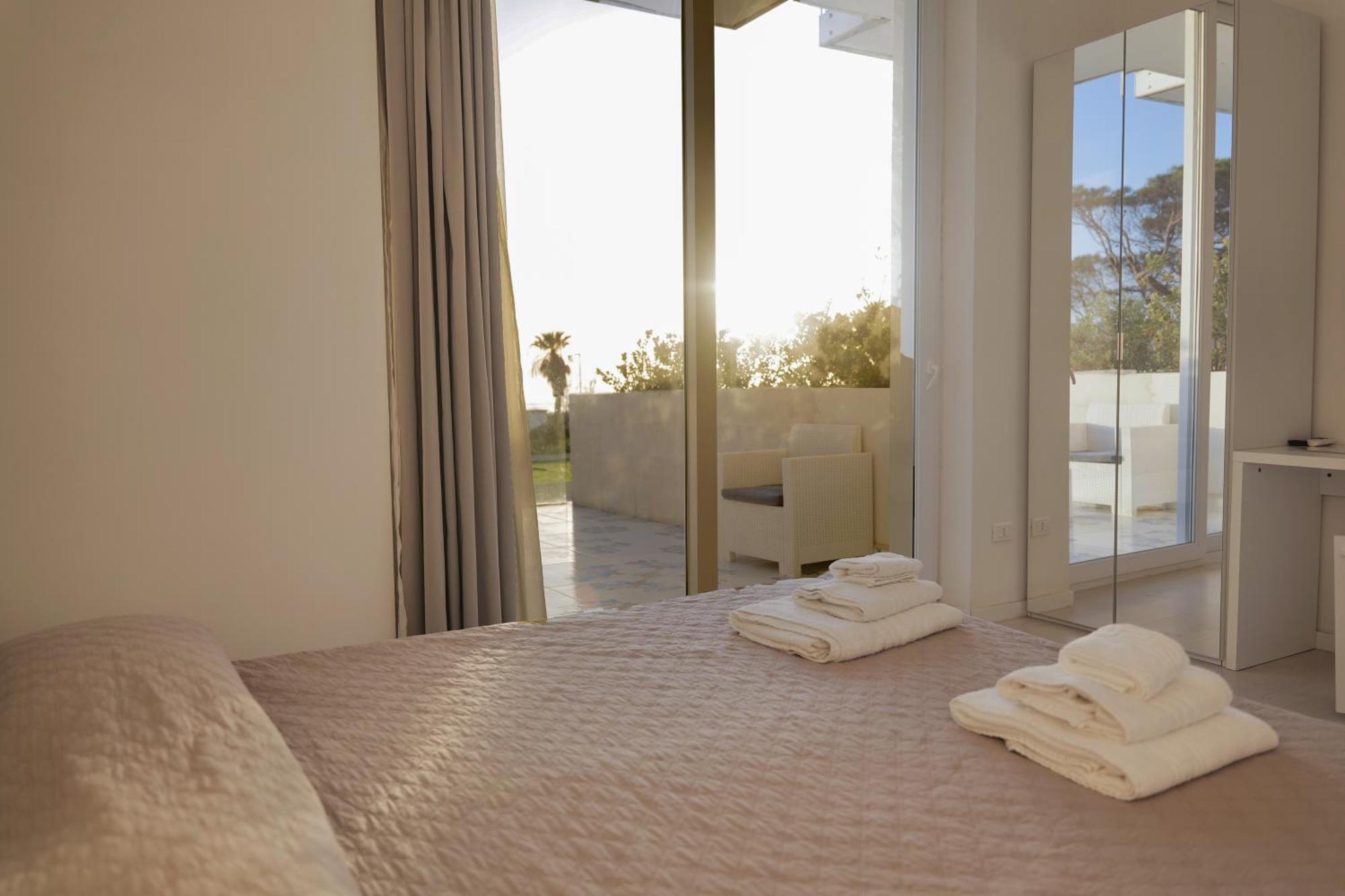Hotel Artemide Mare Paestum Exterior foto