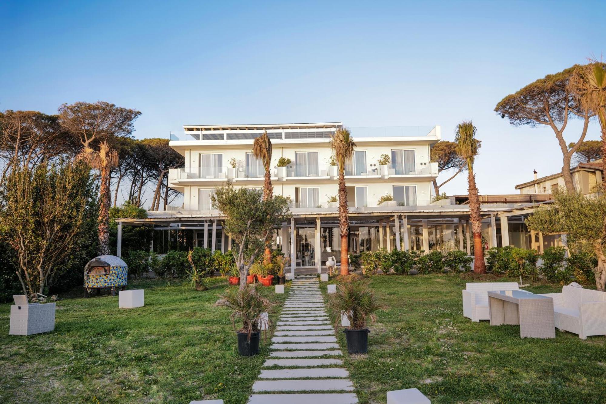 Hotel Artemide Mare Paestum Exterior foto